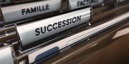 Médecin qui rente des données de santé sur une tablette