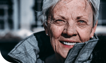 Gros plan sur une femme âgée 65-70 ans souriante