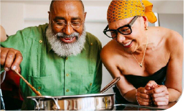 Un couple âgé en train de cuisiner
