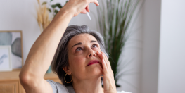 femme qui se met des gouttes dans les yeux