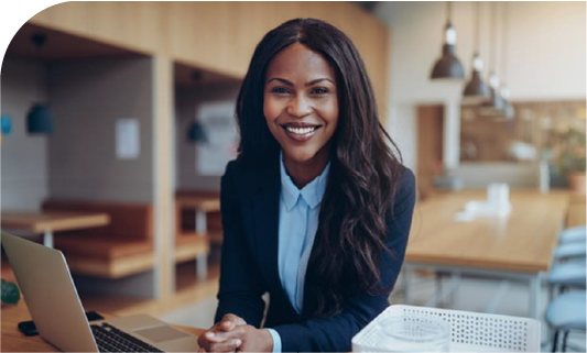 une femme souriante dans un bureau