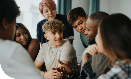 groupe de jeunes adultes discutant