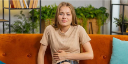 femme qui a mal à l'estomac