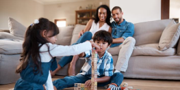 famille jouant dans le salon