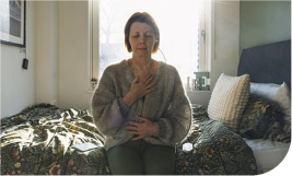 Une femme qui médite