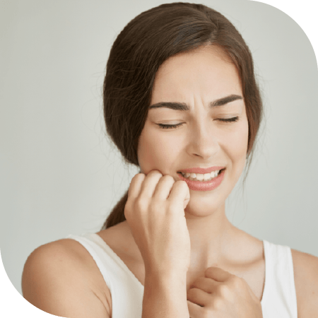 jeune femme aspect crispet souffrant d'un mal de dents
