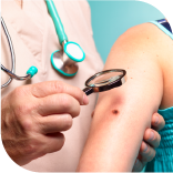 Une infirmière fait une piqûre à un enfant