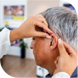 Installation d'un appareil auditif dans l'oreille d'un homme