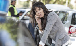 Une femme au téléphone après un accident de voiture