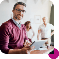 Photo homme souriant dans un bureau avec une femme et un homme en arrière-plan