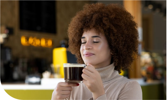 une femme buvant du café