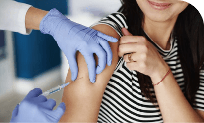 femme se faisant vacciner