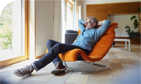 un homme allongé dans un fauteuil