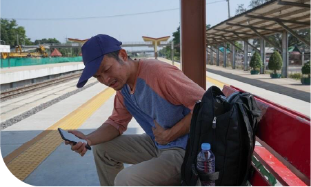 Un homme qui se tient le ventre